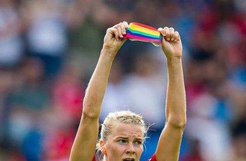Novergia Femminile, Hegerberg in gol: al cielo la fascia arcobaleno per le vittime di Oslo