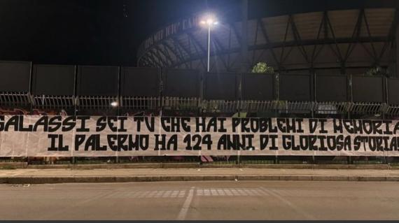Palermo, striscione di contestazione a Galassi dopo l’eliminazione dai play-off