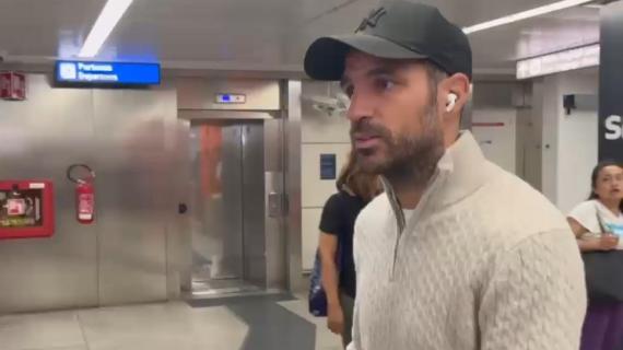 Bocca cucita per Fabregas al rientro a Milano. Le immagini del tecnico del Como