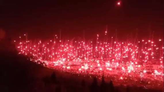 Spettacolo incredibile di luci e fuochi d'artificio a Mostar per i 100 anni del Velez