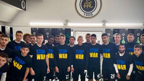 Spezia, riscaldamento con maglia "Stop War": club al fianco dell'Ucraina e di Kovalenko