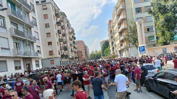 Contestazione dei tifosi del Torino contro Cairo: almeno mille persone. Le immagini