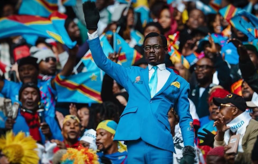 Il tifoso della RD Congo in piedi per tutta la Coppa d'Africa: un gesto che va oltre il calcio
