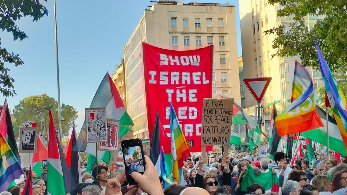 Manifestazione pro-Pal, attimi di tensione. Fischiato allo stadio l'inno israeliano