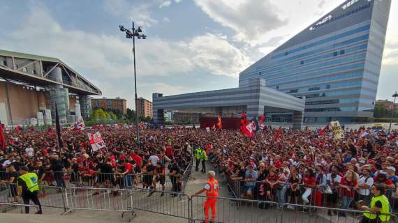 Ci siamo: è iniziata la festa del Milan. I giocatori annunciati uno a uno, migliaia i presenti!