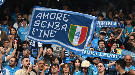 L'esatto momento in cui il Napoli vince lo scudetto: Piazza del Plebiscito è una bolgia
