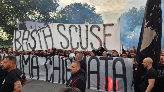 "Basta scuse, ultima chiamata": la Curva Sud accoglie così il Milan all'arrivo a San Siro