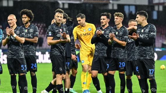 Il Napoli torna a vincere, la Salernitana in crisi nera. Polemiche per il gol di Raspadori