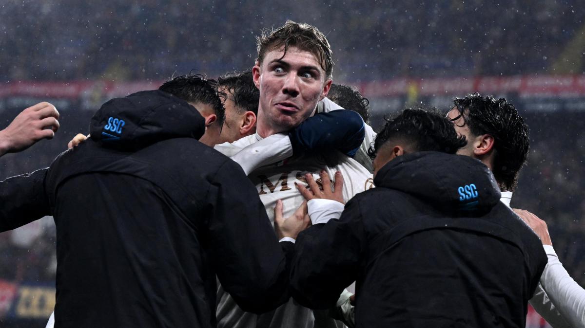 Conte all'ultimo respiro con un uomo in meno. Cronache di Napoli: "Hojlund stende il Genoa"