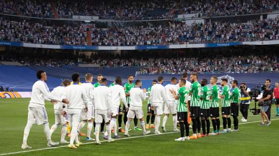 Pasillo doble al Bernabeu. Real e Betis si omaggiano a vicenda per Liga e Copa del Rey