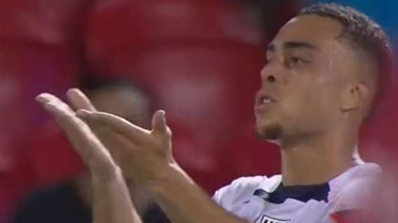 L'ex Milan Dest fa infuriare gli Stati Uniti. Bacio all'arbitro, espulsione e vince Trinidad