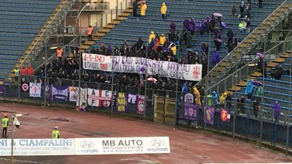 FOTO - Empoli-Fiorentina, i tifosi viola omaggiano il Grande Torino
