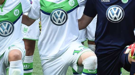 Champions Femminile, le giocatrici di Lione e Wolfsburg si inginocchiano prima della partita