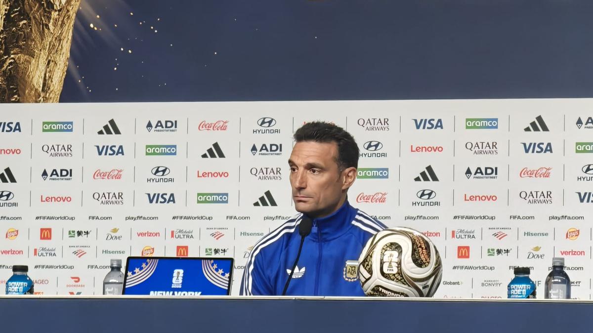 Argentina, Scaloni: "Stiamo facendo molto bene. Non dobbiamo pensare sia una finale Mondiale"