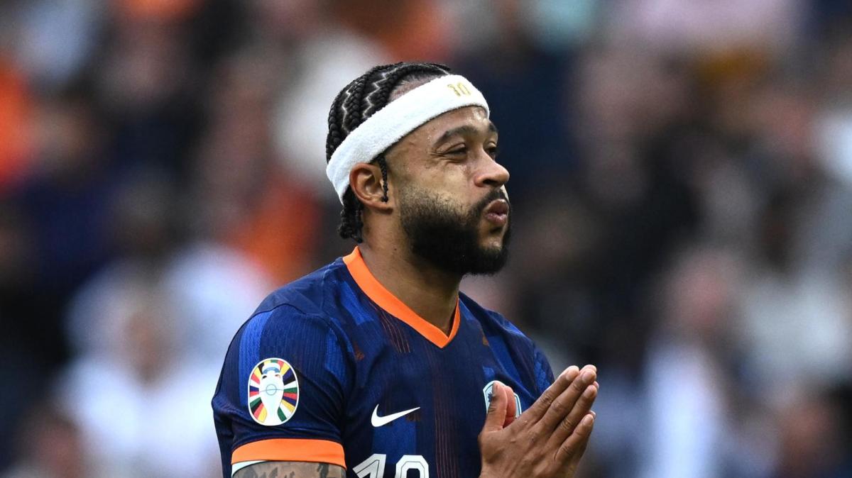 Usa il telefono in panchina, Depay ora rischia grosso: può arrivare squalifica pesante e multa