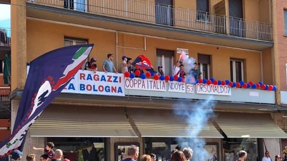 Bologna, pullman scoperto per le vie del centro: le prime foto della città addobbata a festa