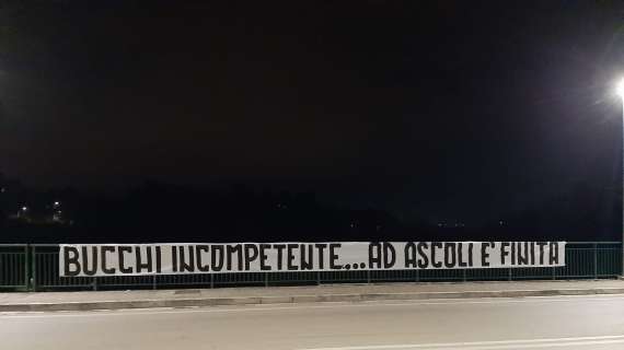 TMW - Ascoli, duro striscione dei tifosi dopo il ko con la Ternana: "Bucchi incompetente"