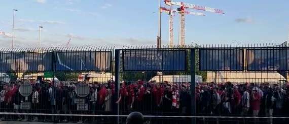  VIDEO - Il racconto dei tifosi del Liverpool ancora fuori lo stadio: "E' stato terrificante"