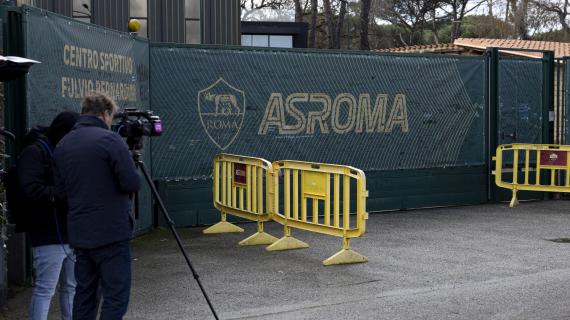 Tifosi della Roma fuori Trigoria a Pellegrini: "Vergognatevi"