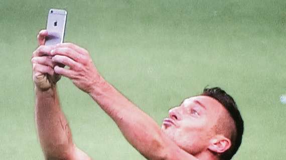 11 gennaio 2015, Totti batte il record di reti nel derby. Ed esulta facendosi un selfie