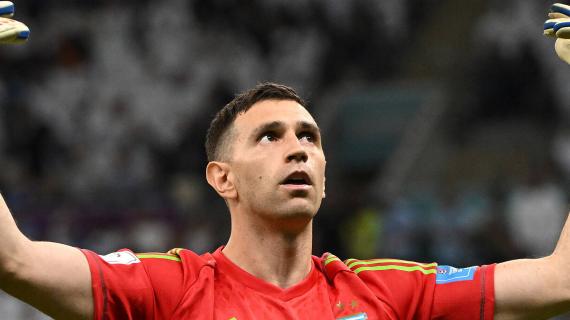 "Strappo al polpaccio? No problem": Dibu Martinez non si ferma tra Premier e Argentina