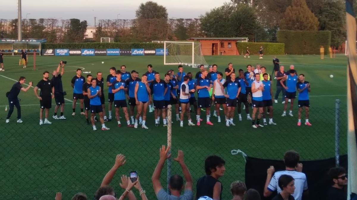 Atalanta, squadra sotto la tribuna a fine allenamento: "Dobbiamo stare tutti uniti"