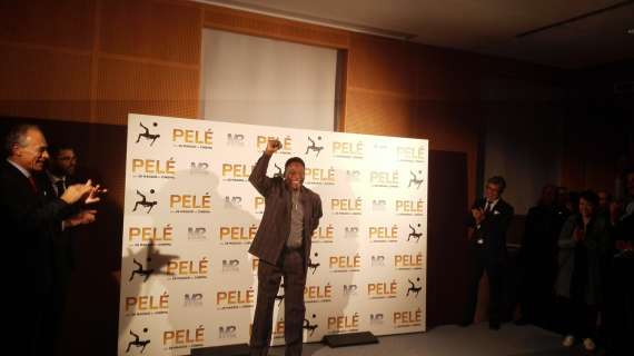 Pelé si allena in ospedale dopo la terapia intensiva: "Pedalando così tornerò al Santos, no?"