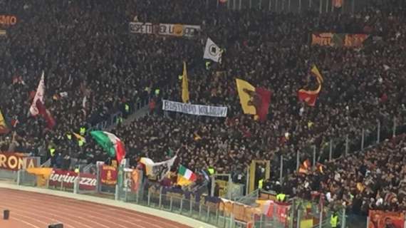 Fotonotizia - Roma, striscione in curva contro Kolarov: "Bastardo!"
