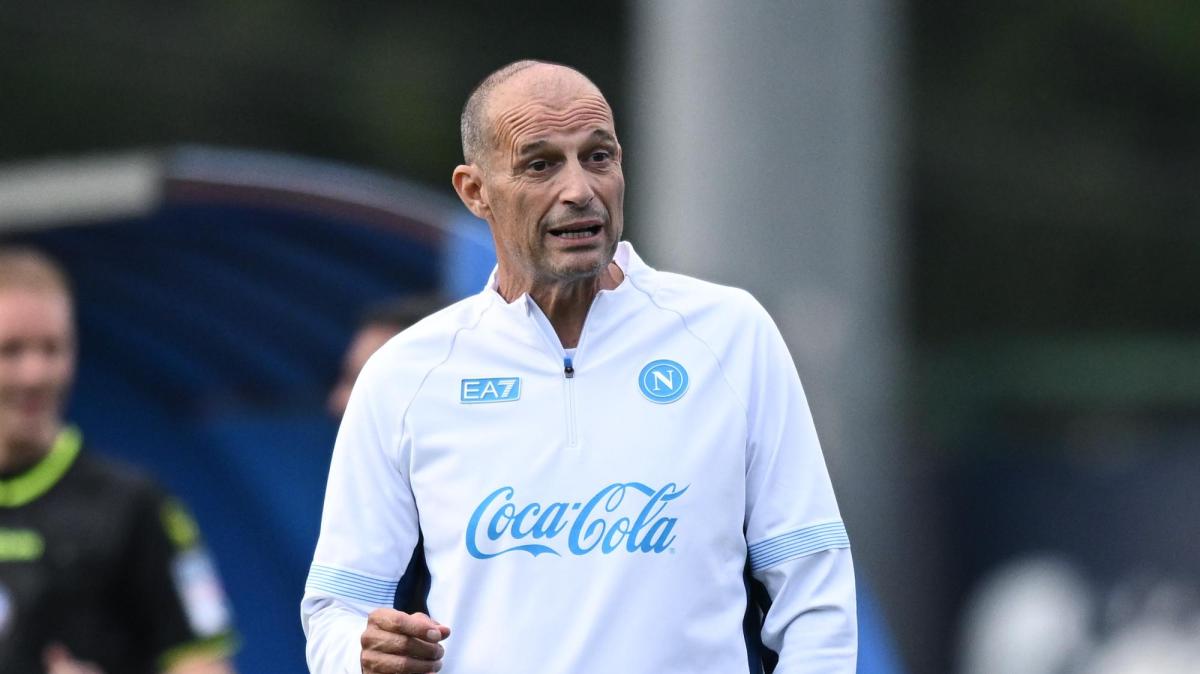 A due settimane dal campionato, al Napoli manca almeno un difensore. Altri colpi legati alle uscite