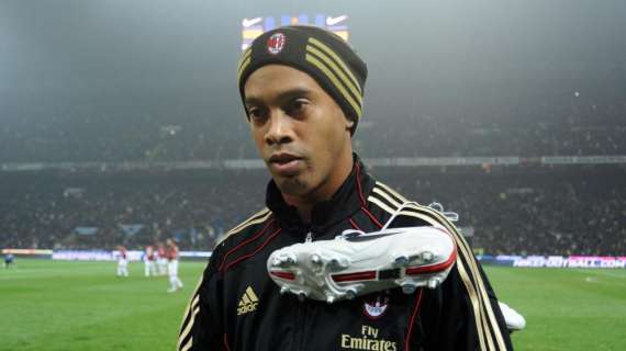 Ronaldinho sconfitto in carcere: nella sfida a calcio-tennis vincono un ladro e un assassino