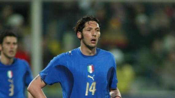Vieira beffato e gol dell'1-1. Materazzi ricorda la finale del 2006: "Quando sali più in alto di tutti"