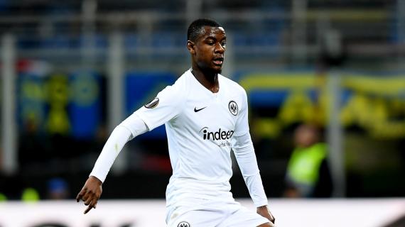 Il Milan osserva la situazione di N'Dicka e fiuta l'affare: le ultime sul difensore dell'Eintracht