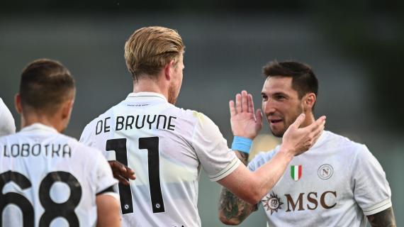Il Napoli presenta la terza maglia. E nell'occasione offre un 'caffè sospeso' a tutti i tifosi