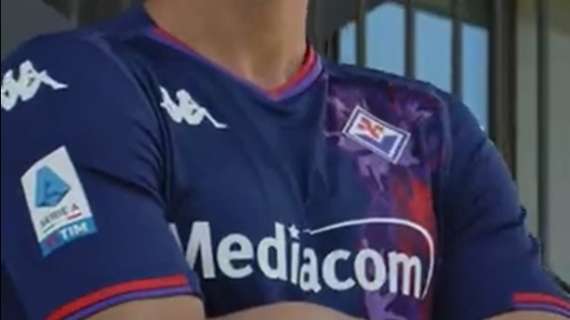 Fiorentina, presentata la maglia 'Third': blu scuro con motivo floreale in rosso e viola