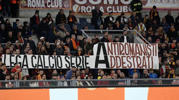 Striscione di protesta dei tifosi della Roma: "Lega Serie Antiromanisti Addestrati". La foto