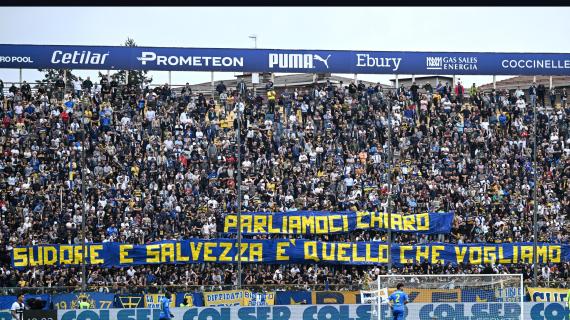 Lo striscione dei tifosi del Parma: "Parliamoci chiaro, sudore e salvezza è ciò che vogliamo"