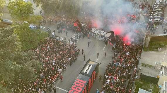 Cori, fumogeni e striscioni della Sud all'arrivo del pullman del Milan: le immagini dall'alto