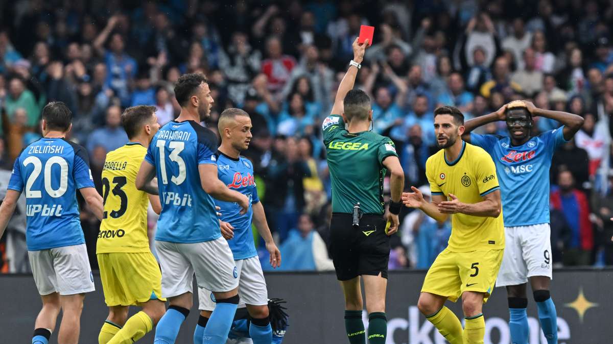 Napoli-Inter, la moviola della Gazzetta: "Gagliardini, rosso in ritardo. Zielinski: non era fallo"