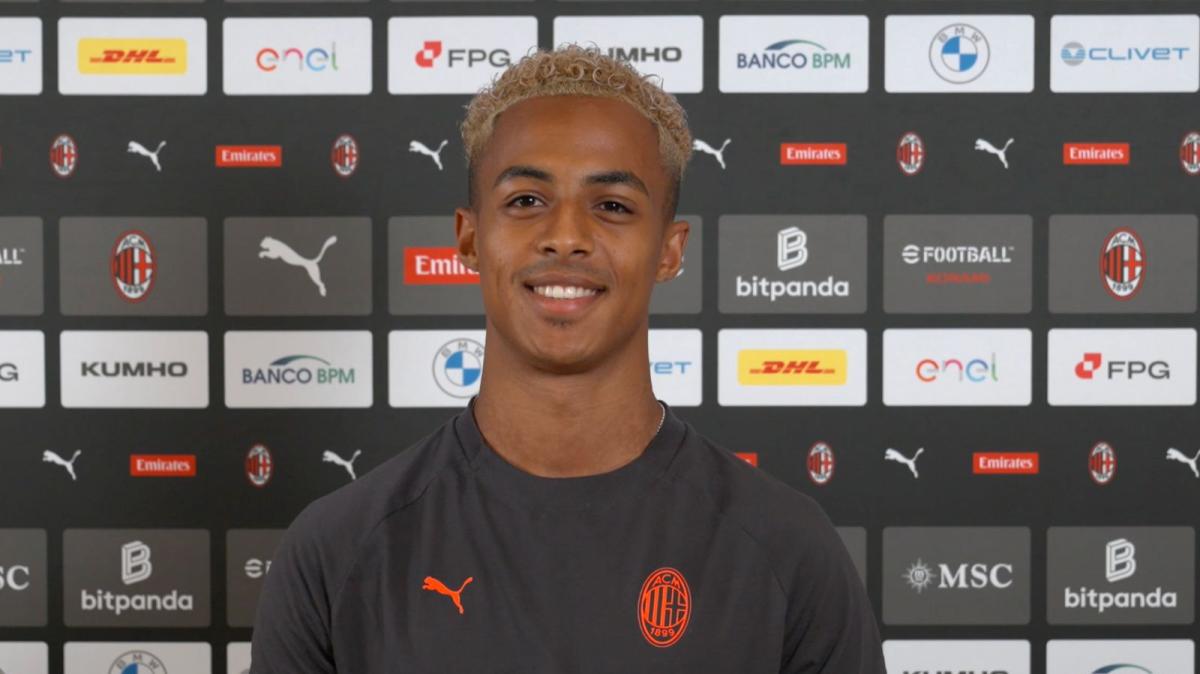 Milan, Hutchinson: "Non sono il sostituto di Leao. Gol o assist? Dipende, devo fare entrambi"