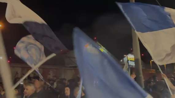 VIDEO - Napoli a un passo dal 3° Scudetto! Tifosi a Capodichino in attesa della squadra