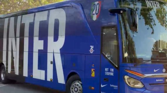 Barcellona-Inter, lancio di bottiglie contro il pullman nerazzurro allo stadio: le immagini