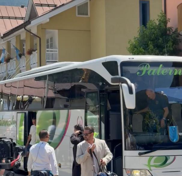 Il Napoli è arrivato a Dimaro. Accoglienza festosa, acclamazione per mister Allegri