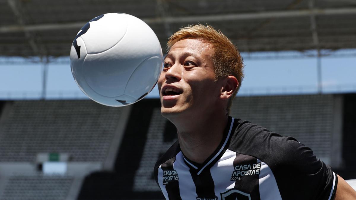 Keisuke Honda torna a giocare a 39 anni. L'ex stella di Giappone e Milan firma per l'Fc Jurong