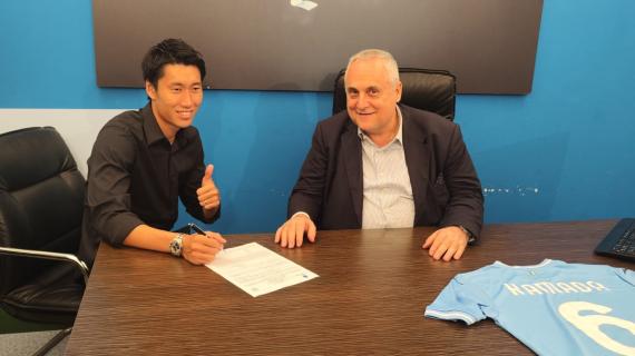 FOTO - Daichi Kamada alla Lazio fino al 2027: le immagini della firma del giapponese