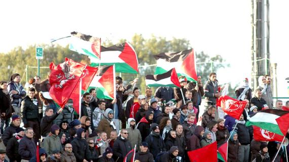 Invasione con bandiera palestinese al Parken. Interrotta per alcuni minuti Copenaghen-United