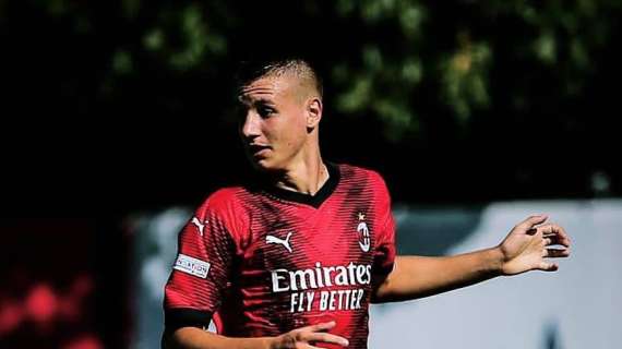 Milan, panchina per il 15enne Camarda. E il club lo annuncia: "Un nuovo ragazzo nel quartiere"