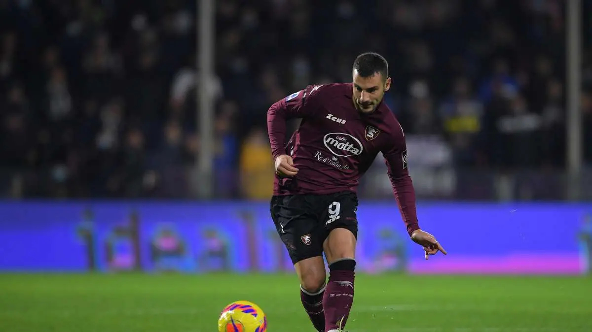 Bonazzoli in orbita Cagliari, ma la Salernitana non lo libera dopo le cessioni di Simy e Gondo