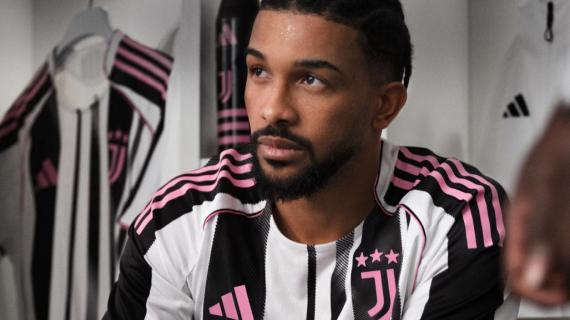 Juventus, ecco la nuova maglia: effetto codice a barre e inserti rosa