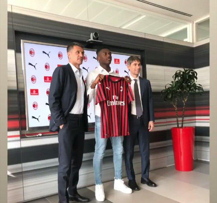 Leao: "Dissi di no all'Inter. Maldini decisivo per portarmi al Milan, se ti chiama lui..."