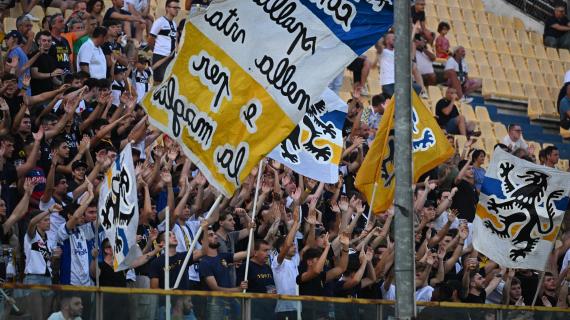 Parma-Reggiana, accertamenti della polizia dopo il lancio di una pietra verso il pullman ospite